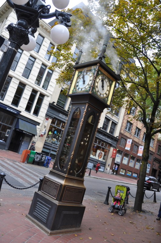 Parní hodiny v centru Vancouveru. Turistická atraktivita monumentu možná jako u orloje v Praze nebo o trochu méně ;-)