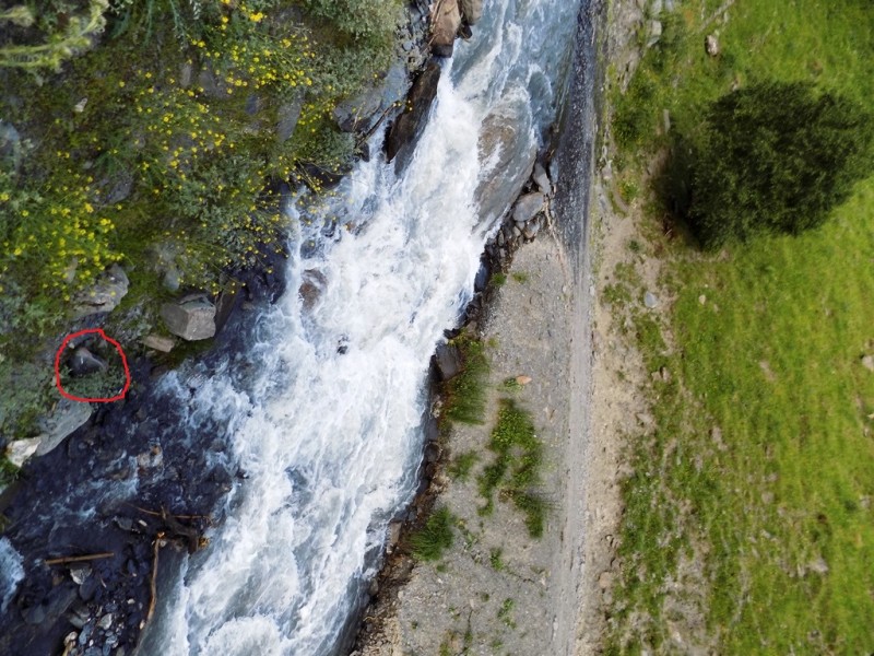 30.jpg (461.13 KiB) Zobrazeno 8312 x brodili jsme řeku a já línej, že si nebudu sundávat batoh, že si ty boty přehodím na druhou stranu, no měl jsme z pekla štěstí, nevím jak bych to došel v sandálech