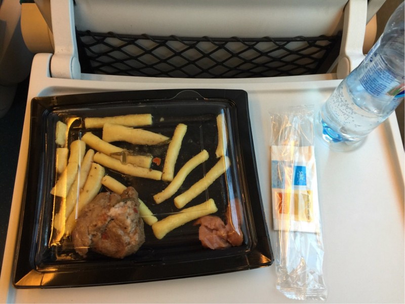 Tak na 2. pokus po kompresii na 330 kB sa to očividne podarilo :) predstavujem Vám konfitovanou veprovou krkovici v rozmarynu s bramoborovyma siskama a merunkovo-jablecnym chutney, verze zavřena :D