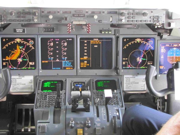 A opět kokpit B 717....