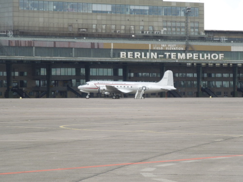 6 Tempelhof za plotem.JPG