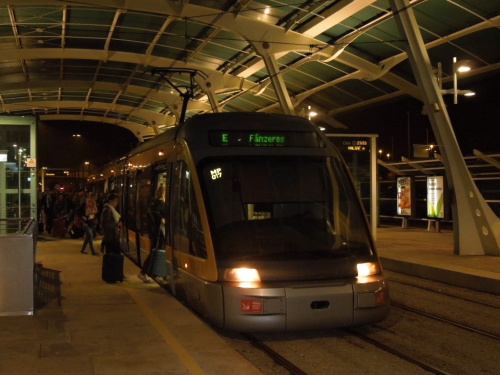 21 Metrotramvaj na letiště.JPG