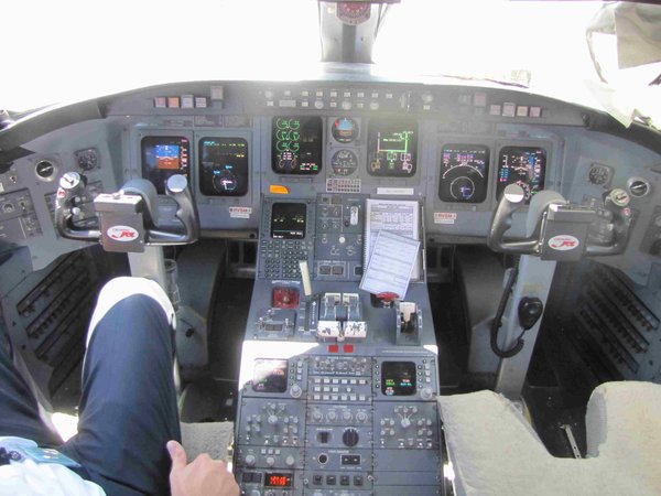 ....kokpit CRJ