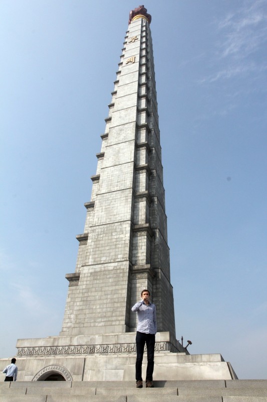S imitací Red Bullu před věží Juche