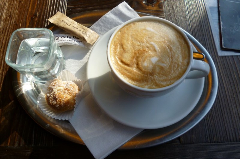 Cappuccino v Cafe Dias ovšem nic moc