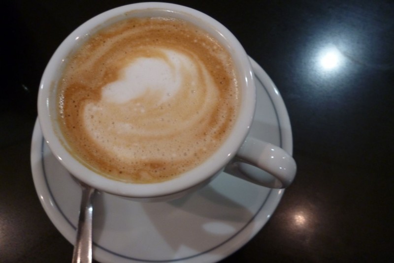 Cappuccino v cafe baru u hotelu