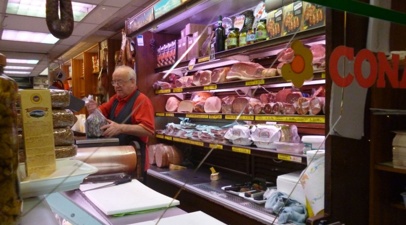Uzeninové oddělení v miniaturní pobočce supermarketu Conad na předměstí