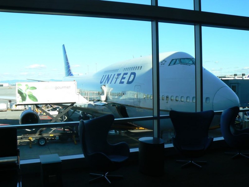 747 zvědavě kouká, koho to dneska poveze