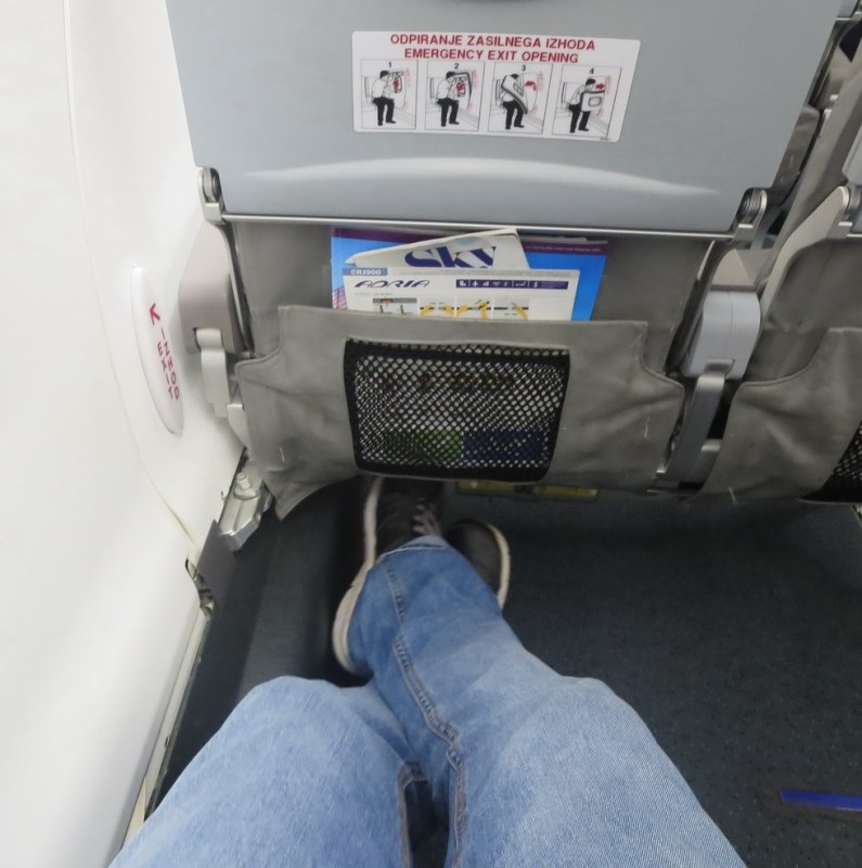 Miesto na nohy trochu obmedzené v porovnaní s CRJ200