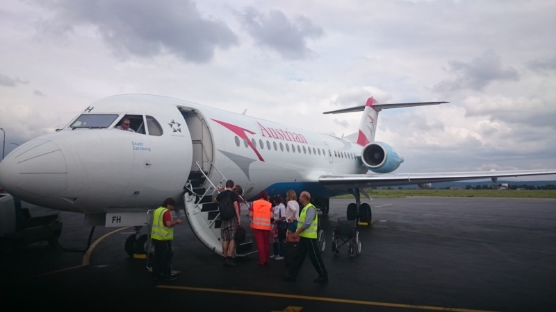 Foto lietadla na rozlúčku. Za záchranu dokladov ďakujem pani v reflexnej veste OS.