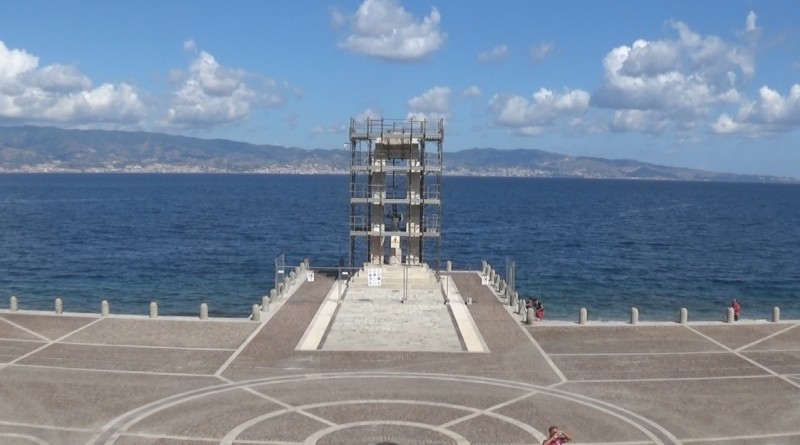 Socha Vittoria Emanuela II.- talianského kráľa na promenáde; za ním je Sicília a konkrétne mesto Messina