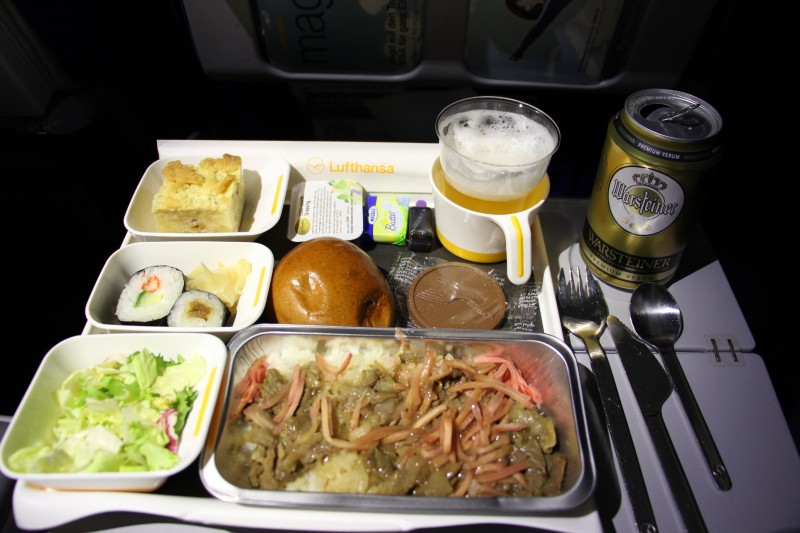 Večeře na letu FRA-HND. Inzerováno v menu jako "japanese beef". Chutnalo to teda lépe než vypadalo.