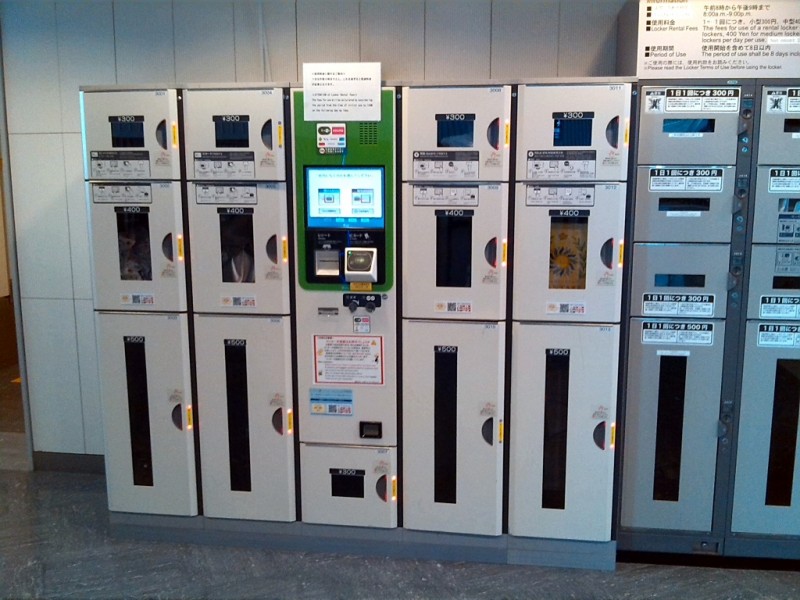 NRT automatická úschovna zavazadel, platit se dá opět i tramvajenkou