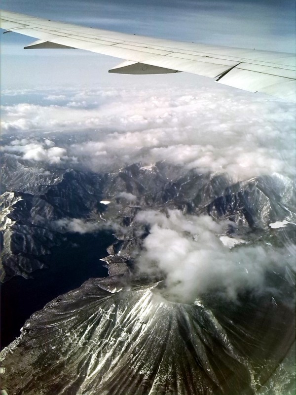asi sopka :-) ale vyhaslá, oblak dýmu je jen mrak