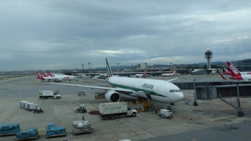 Alitalia do Říma a v pozadí hejno TAMů