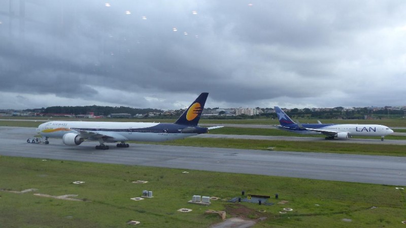 Etihad po příletu z AUH v barvách Jet Airways a LAN 767 do SCL
