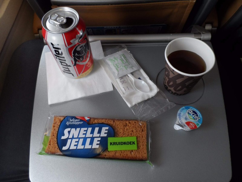 Servis na palube, vcetne belgickeho piva Jupiler