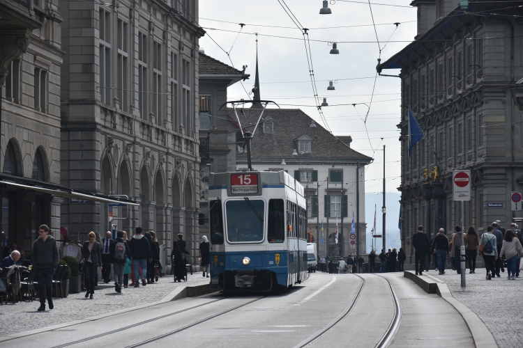 Tramvaje svým historickým vzhledem do města pasují..