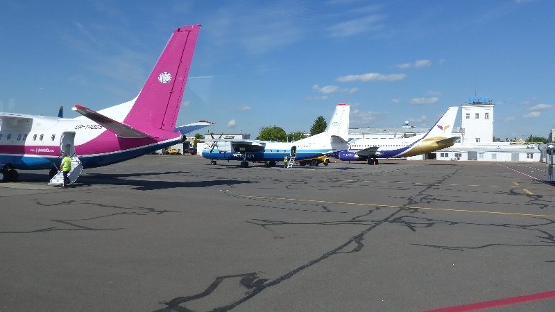 Zleva: Naše An-140 v nových barvách Motor Sich, An-24 do Oděssy ve starých barvách a 737 Yan Airu směřující do Tbilisi
