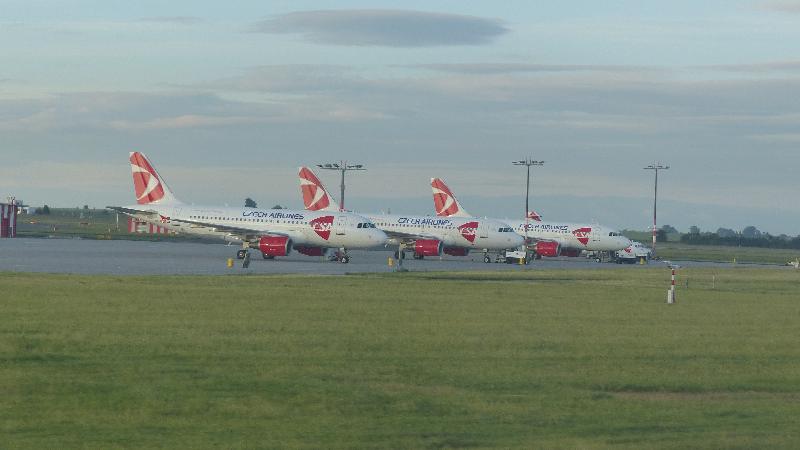 Trojice A319 čekajících na svojí první ranní šichtu
