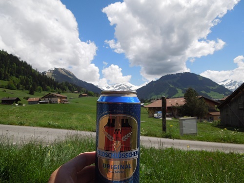 28 švýcarské pivo a švýcarské Alpy.JPG