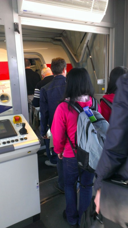 Ty dvě brejlaté holky na fotce jsou Japonky a také poletí v businessu. O tom jste doufám ani na okamžik nezapochybovali. A pokud snad ano, nic si z toho nedělejte, čtení z Asiatů se na letišti probírá až ve třetím ročníku.