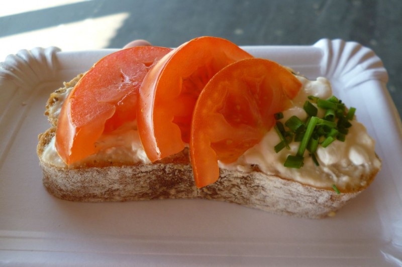 Novinka v Mr. Baker na brněnském hlavním nádraží (mini-ciabatta/"chlebíček" s rajčetem a cottage bez příchutě, jinde jsem to neviděl) mne mile překvapila - jednoduché a dobré (skoro 13/20). Příjemně mě naladila při čekání na EC...