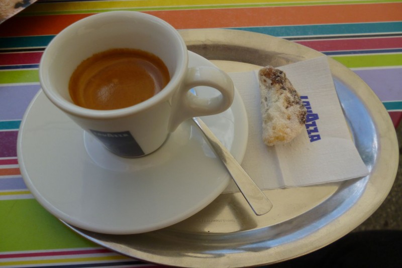 a espresso Lavazza slušné (13/20). V roce 2012 jsem tu měl čaj s asi nejúžasnějším (elaborovaným) servisem - dle informací obsluhy byl už ovšem zrušen - velká škoda.