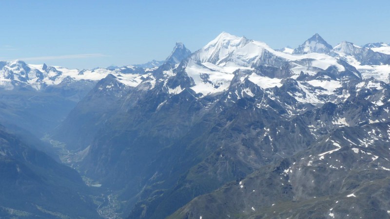 Matterhorn a Mont Blanc na jedne fotce