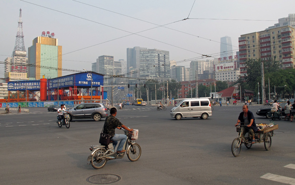 Chaoyang Rd., v pozadí China World Trade Center Tower III