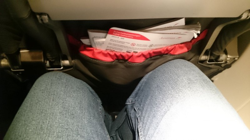 Legroom v "business class" Austrianu na krátkej linke. Kolega, ktorý sa sťažoval na business QS v reporte z Ománu, by bol asi sklamaný.