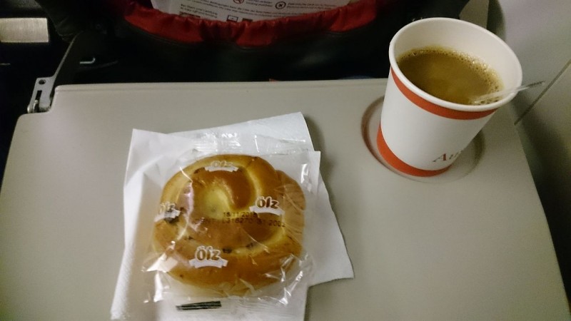Servis OS bol na dnes bežnej, ba v porovnaní s niektorými inými až nadpriemernej úrovni vzhľadom k letu. Bohužiaľ absentovala možnosť výberu nejakej slanej drobnosti, čo by som ocenil.