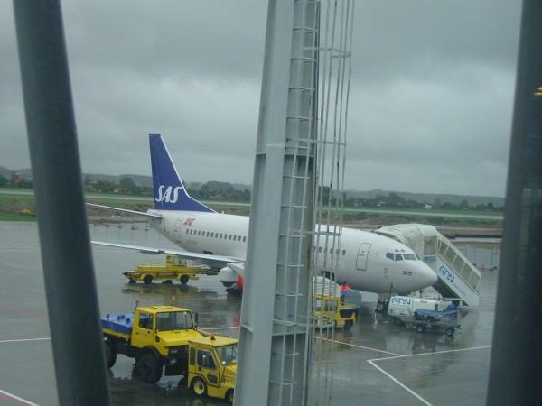 SAS B737 ceka na pax do Osla