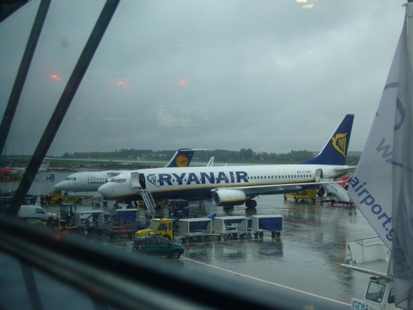 Ryanair B737 ceka na pax do Dublinu a LH regional  RJ85 na pax do Mnichova