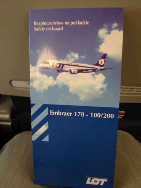 Safety card pri letu z WAW do WRO
