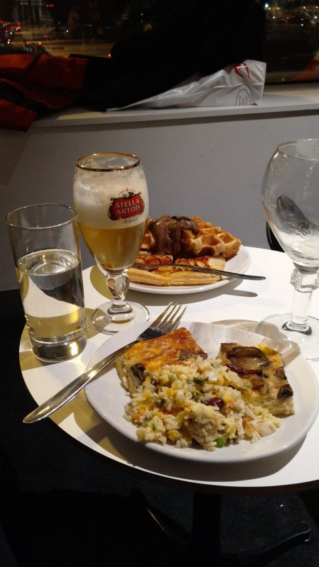 Par piv a neco k jidlu v THE LOFT by Brussels Airlines Lounge.  Co vic si clovek muze prat? V letadle jsem vytuhnul a probudil se po pristani v PRG.