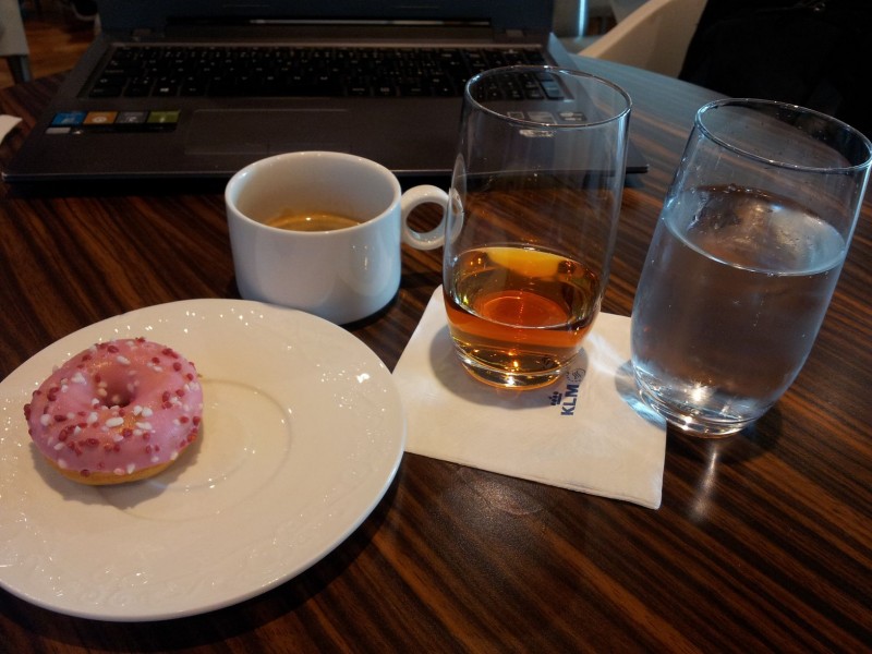 Snídaně v KLM Crown salonku.