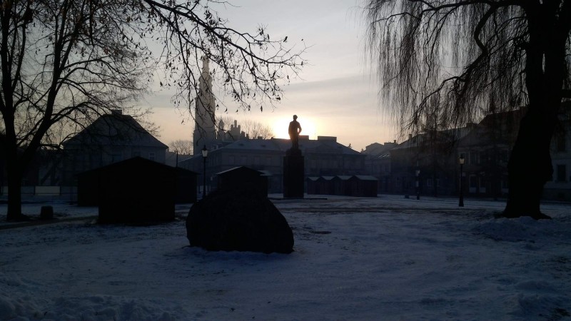 pohled z hlavniho namesti na Kościół pw. Św. Jana Chrzciciela