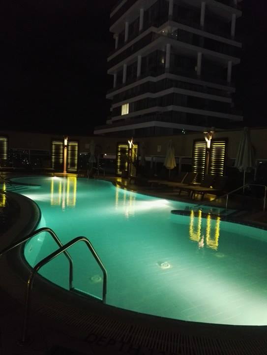 Bazén na střeše hotelu