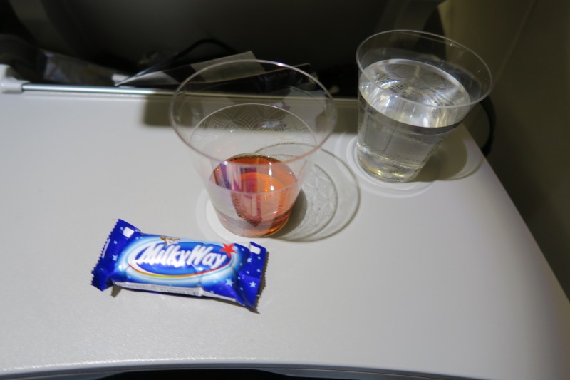 Digestiv v podobě koňaku a Milky Way, kterou jsem dostal přidělenou z Fruit Platteru