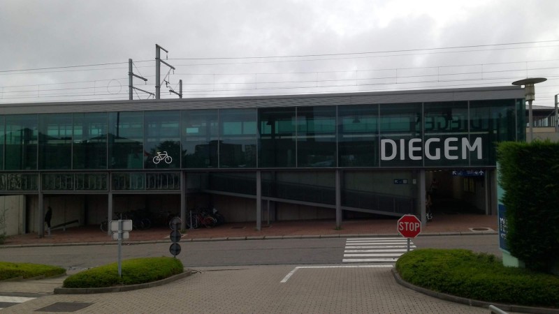Z duvodu predrazene dopravy, jsme vyuzili hotel shuttle NH hotelu, od ktereho je 1 min chuze tato vlakova stanice, odkud jede vlak do mesta za normalni cenu