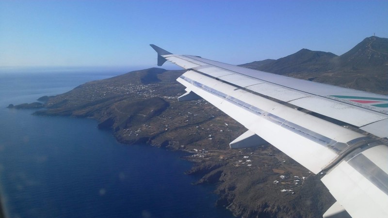 po 50 min letu zacina Pantelleria na nas vykukovat
