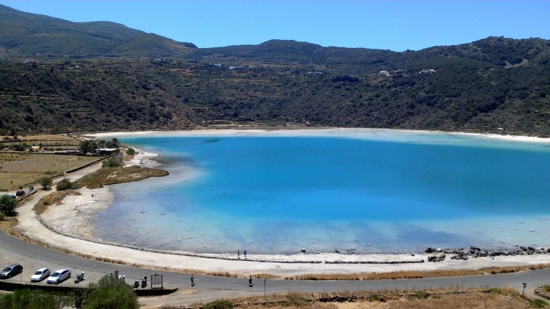 cca 20 min busem od centra je termalni jezero - Lago Specchio di Venere