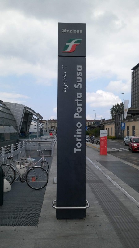 Autobus z letiste na vysadil na nadrazi Porta Susa