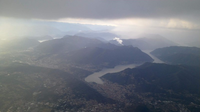 Odlet ale vicemene nacas, prava zatacka po vzletu s vyhledem na Lago di Como