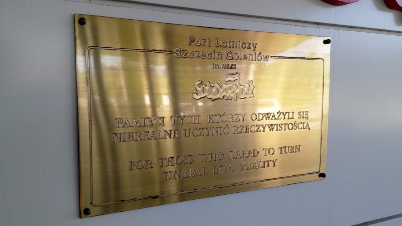 Plny nazev letiste je: "Solidarity" Szczecin–Goleniów Airport