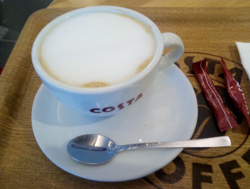 Nevalné cappuccino na posílení po příjezdu do Varšavy