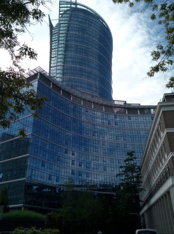 V pozadí Warsaw Spire (220 metrů, 49 pater)