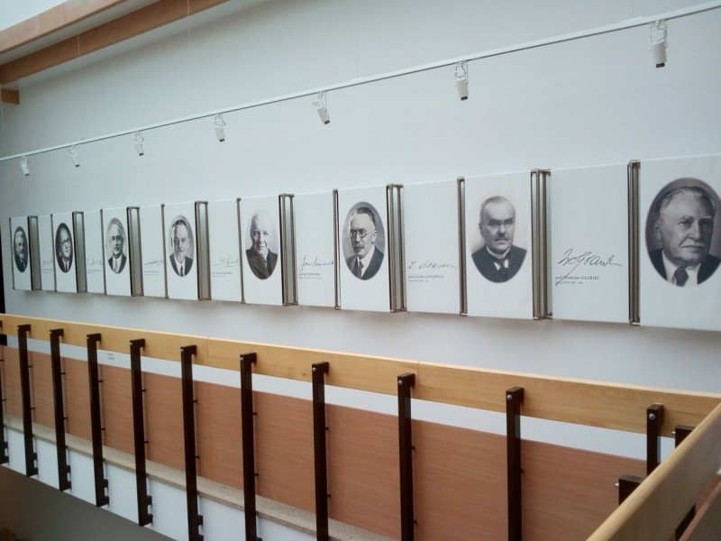 Galerie rektorů (na rektorátě je ještě verze s obrazy)
