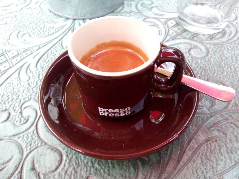 Espresso v pozoruhodném hrníčku v sídlištním klubu kousek od ubytování (5 PLN)